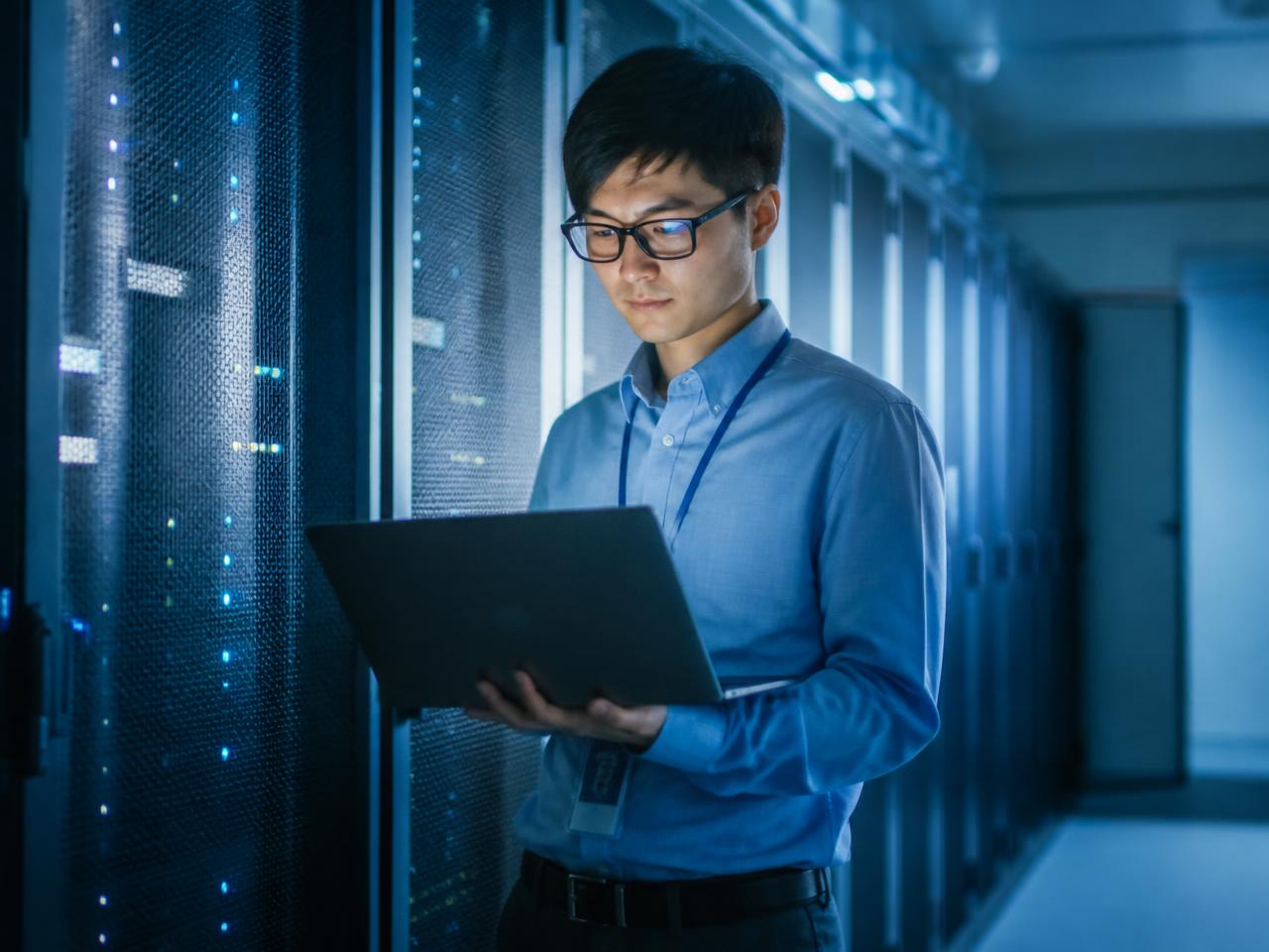 Cloud2EU engineer supervising the migration in the data centre
